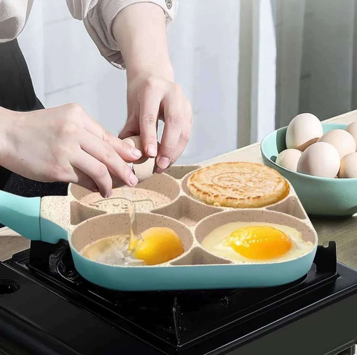 Frying Pan with 4 Egg Molds, Non-Stick Aluminum Coating, Easy Cleaning Breakfast Cookware Set - Image 4