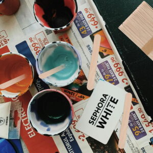 50 PACK Plastic Paint Mixing Cups, 20 oz (600ml) Disposable Liquid Measuring Cups with 50 Wooden Mixing Sticks, Measurement ratios: 2:1, 3:1, 4:1, Perfect for Epoxy Resin, Paint Mixing